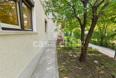 Apartament cu 3 camere decomandat în