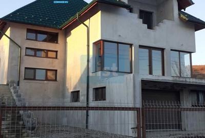 Casă cu 7 camere în Cara