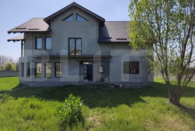 Casă individuală cu 6 camere în Titu