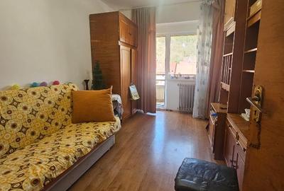 Apartament cu 3 camere decomandat în Răcădău