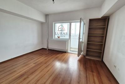 Apartament cu 4 camere decomandat în Poarta 6