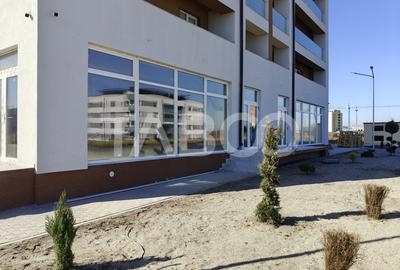 Spatiu Comercial de inchiriat cu 8 locuri de parcare - Vitrina 13 m - 2