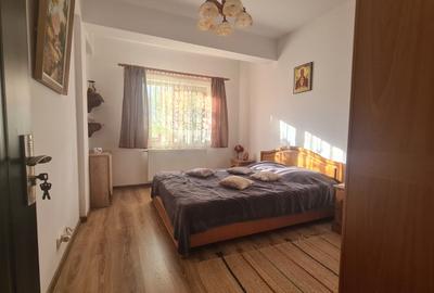 Apartament cu 3 camere decomandat în Sud