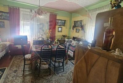 Casă / Vilă cu 4 camere de vânzare - 1