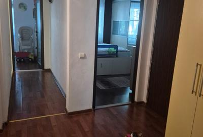 Apartament cu 3 camere decomandat în Lacul Tei