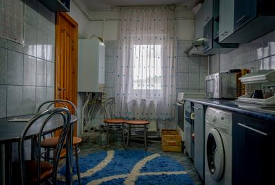 2 dormitoare separate, bucătărie pe mijloc, etaj 1 - 2