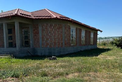 Casa la rosu in Vanatori la asfalt - zona centrala - 1