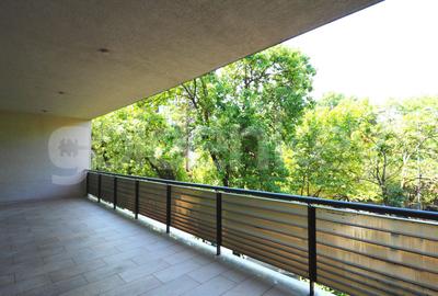 Apartament cu 3 camere semidecomandat, mobilat în Primăverii