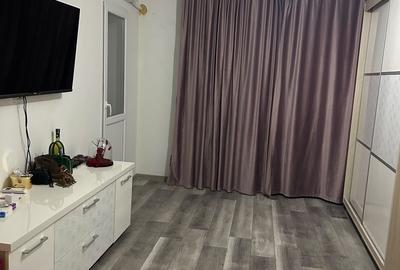 Apartament cu 3 camere decomandat în Titan