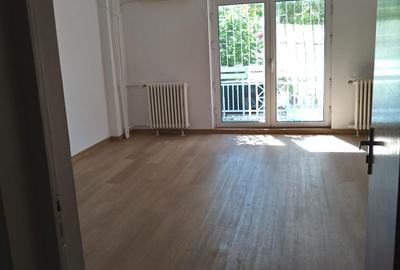 Apartament cu 3 camere decomandat în P-ța Alba Iulia