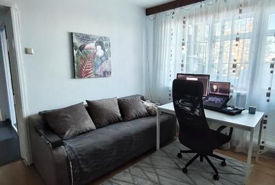 Apartament cu 3 camere semidecomandat, mobilat în Podu Roș