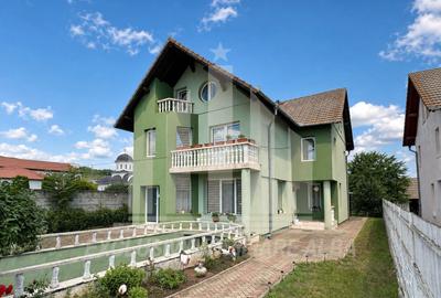 Casă individuală cu 8 camere în Cetate