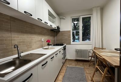 Apartament cu 2 camere semidecomandat, mobilat în Pajura