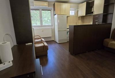 Apartament cu 2 camere nedecomandat în Apărătorii Patriei
