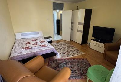 Garsonieră decomandată, mobilată în Far