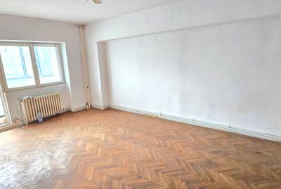 Apartament 3 camere decomandat, 2 bai, balcon inchis, centrala, etaj 1 - 2