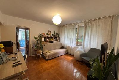 Apartament cu 3 camere semidecomandat, mobilat în 1 Mai