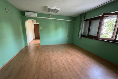 Apartament cu 3 camere semidecomandat în Aradului