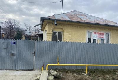 Casa formata din 2 corpuri de vanzare in sat Maluri , comuna Vulturu ,suprafata - 2
