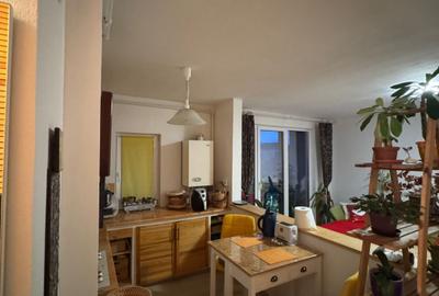 Apartament cu 3 camere semidecomandat, mobilat în Progresul