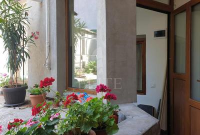 Apartament cu 2 camere semidecomandat, mobilat în Central