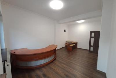 Birou, de 58 mp, în Central