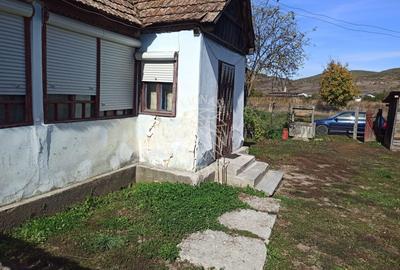 Casa 60 mp-teren 1044 mp-magazie, grajd, fanar-Teaca, 32km de Bistrita - 1