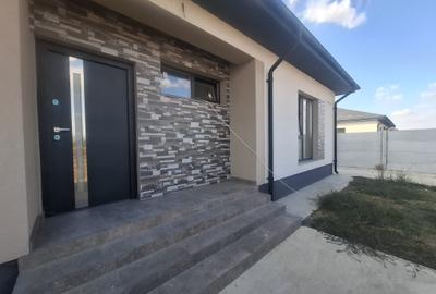 Casă individuală cu 4 camere în Domnești