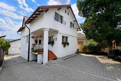 Casă individuală cu 8 camere în Dâmbul Rotund