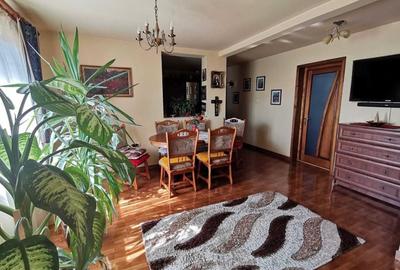 Apartament cu 4 camere decomandat, mobilat în Independenței