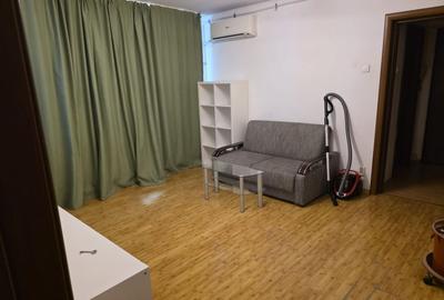 Apartament cu 3 camere semidecomandat, mobilat în Unirii