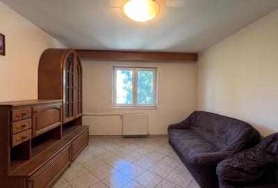 Apartament cu 3 camere semidecomandat, mobilat în Sălaj