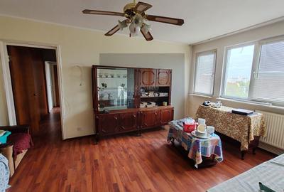 Apartament cu 3 camere semidecomandat, mobilat în Brâncoveanu