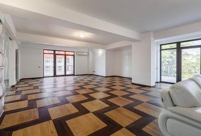 Apartament cu 4 camere decomandat în Kiseleff
