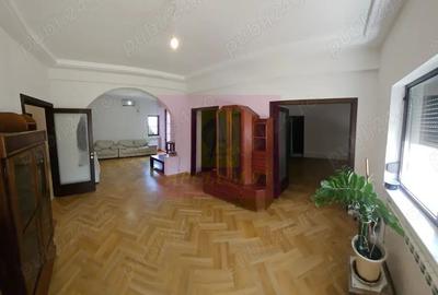Apartament cu 4 camere semidecomandat, mobilat în Moșilor