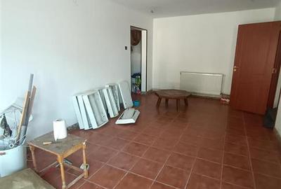 Spatiu comercial, 60 mp, 3 camere, vitrina stradala, zona Centrala - 1