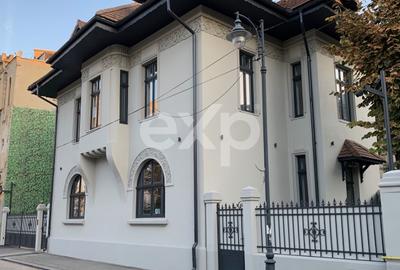 Casă individuală cu 5 camere în Romană