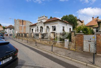 Casă individuală cu 9 camere în Centrul Istoric