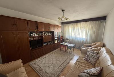 Apartament cu 3 camere decomandat, mobilat în Dacia