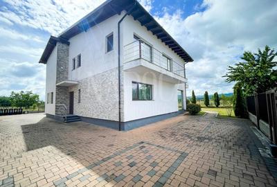 Casă individuală cu 6 camere în Someșeni