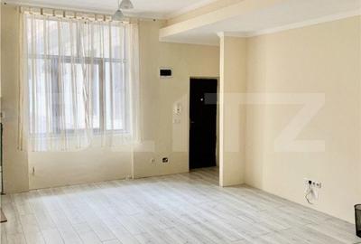 Apartament cu 4 camere semidecomandat, mobilat în Central