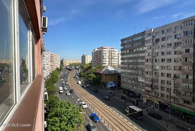Apartament cu 3 camere semidecomandat în Bucur Obor