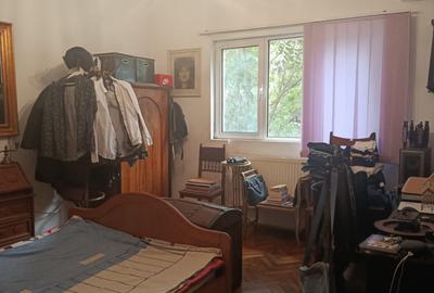 Propun spre vinzare apartament in vila conpusa din P+1E=M - 4