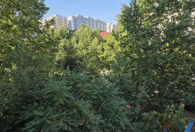 Apartament cu 3 camere semidecomandat, mobilat în Dristor