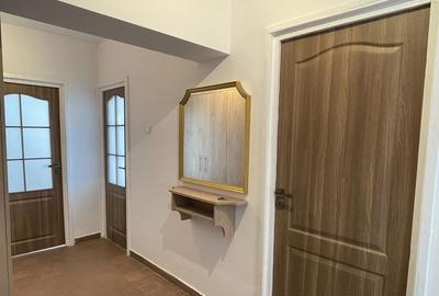 Apartament cu 3 camere decomandat în P-ța Victoriei