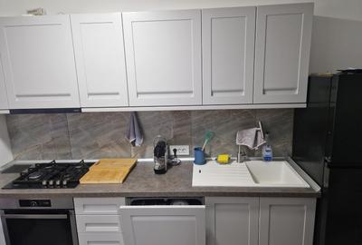Apartament cu 3 camere semidecomandat, mobilat în Tei