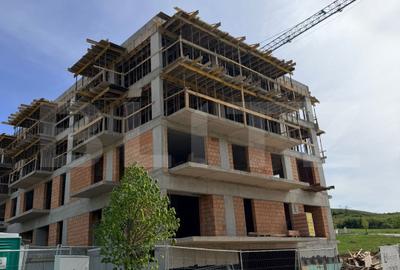 Apartament cu 3 camere semidecomandat în Iris