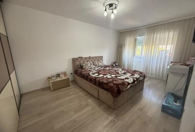 Apartament cu trei camere, complet renovat, în zona Liceul Pedagogic - 1