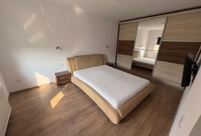 Apartament cu 3 camere semidecomandat, mobilat în Dumbrăvița