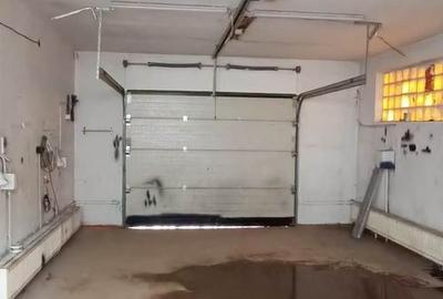 Proprietate cu 2 hale si casa la inchiriat,teren 1350mp - 24